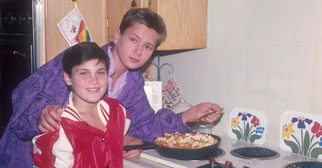 river e joaquin phoenix Os irmãos Joaquin e River Phoenix em uma cozinha, sorrindo e cozinhando juntos em 1985