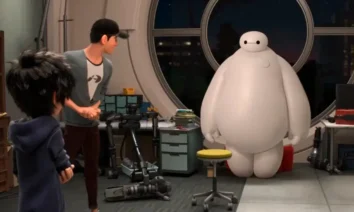 Baymax, Hiro e Tadashi Hamada no laboratório em cena do segundo trailer de Big Hero 6