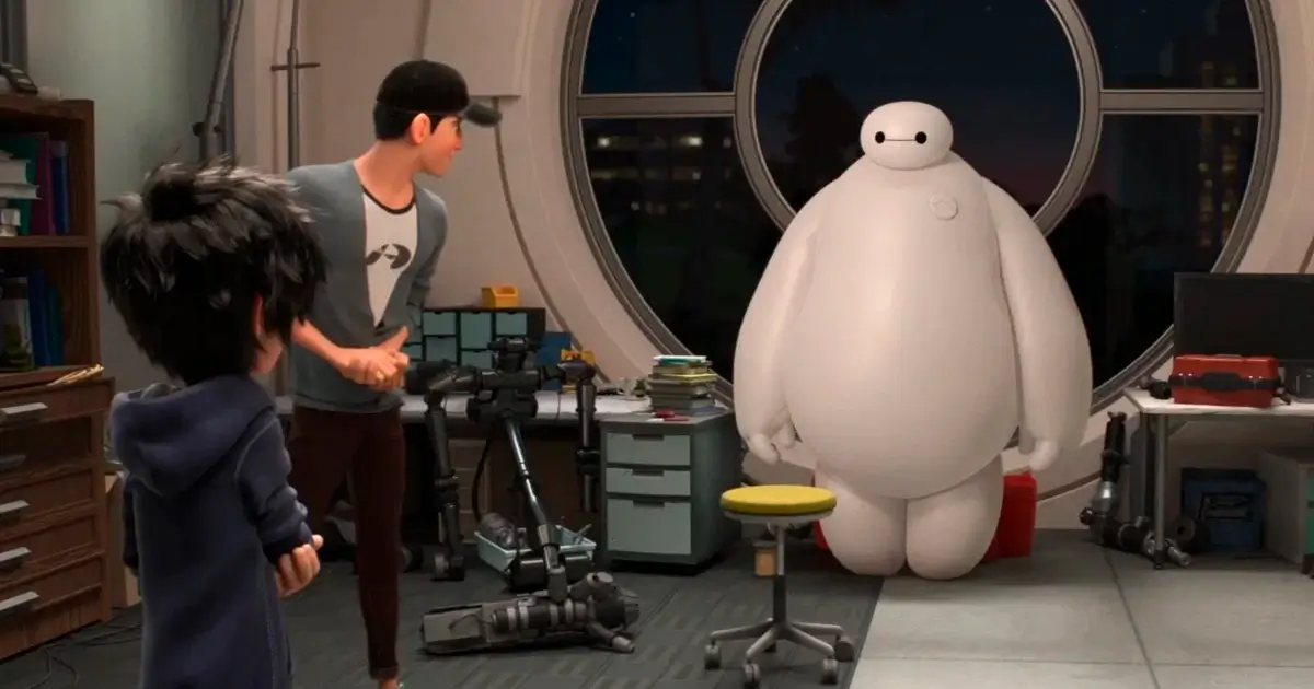 Baymax, Hiro e Tadashi Hamada no laboratório em cena do segundo trailer de Big Hero 6