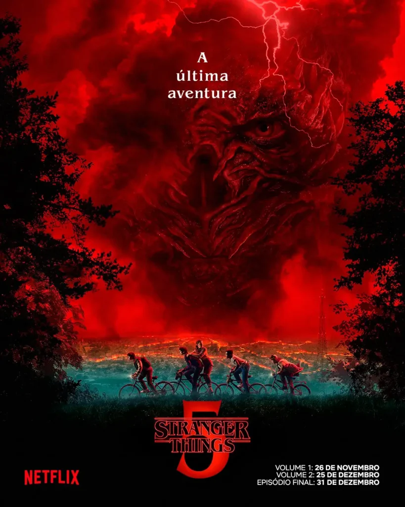  Pôster oficial de "Stranger Things 5" com raios vermelhos e o Vecna ao fundo, em meio a uma paisagem sombria com árvores escuras. Cinco personagens infantis de "Stranger Things" andam de bicicleta em direção a uma fenda iluminada ao longe, destacando "A última aventura" e as datas de lançamento de novembro e dezembro de 2025.