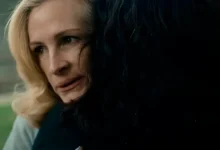 Alma Olsson (Julia Roberts) abraça Maggie Price (Ayo Edebiri) em cena do trailer de Depois Da Caçada.