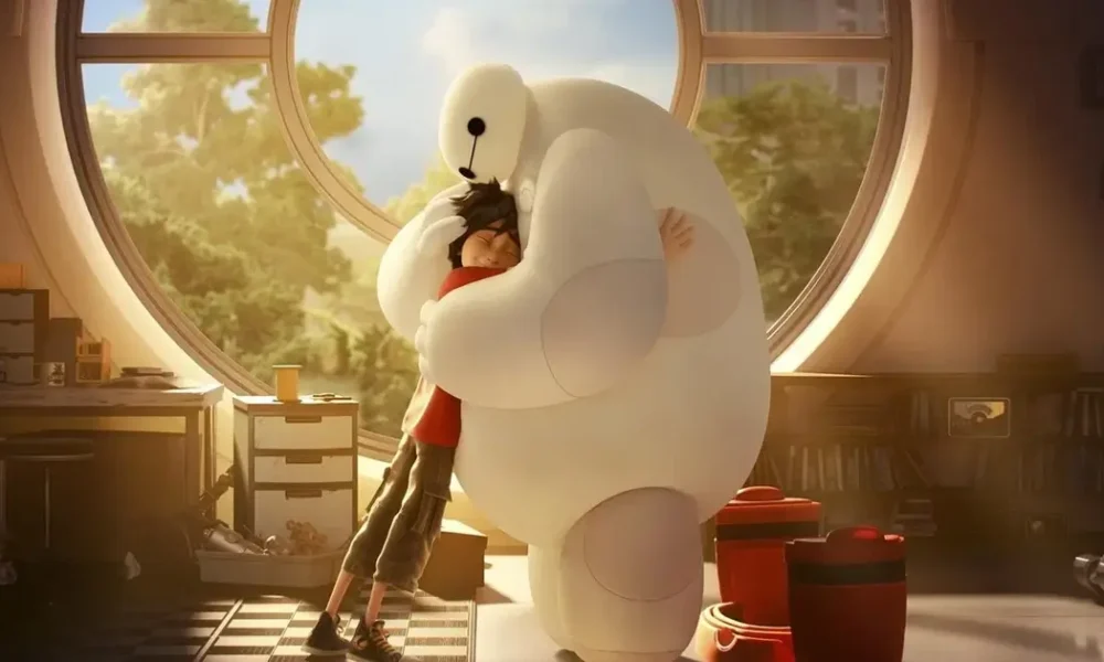 Baymax abraçando Hiro Hamada em cena do filme Big Hero 6, com luz dourada entrando pela janela circular