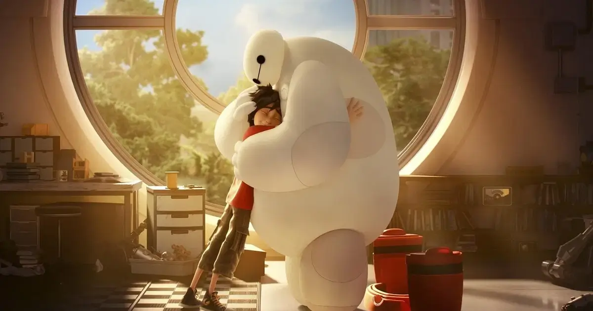 Baymax abraçando Hiro Hamada em cena do filme Big Hero 6, com luz dourada entrando pela janela circular