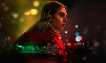 Vanessa Kirby em cena do filme A Noite Sempre Chega (2025) da Netflix, olhando pensativa com luzes coloridas de neon ao fundo