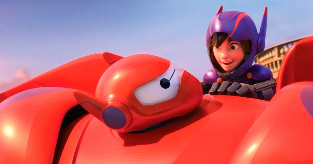 Baymax em armadura vermelha voando com Hiro Hamada em cena do trailer japonês de Big Hero 6