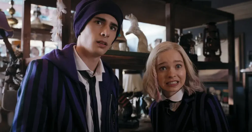 wandinha amiga ou desgosto Enid Sinclair e Xavier Thorpe em cena tensa do episódio 3 da série Wandinha da Netflix