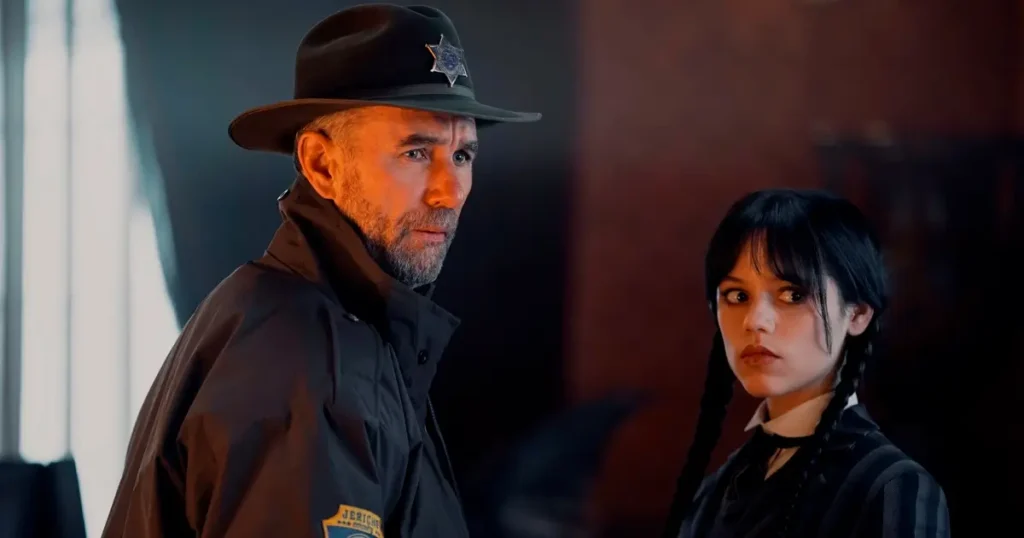 wandinha desgosto solitario Wandinha ao lado do xerife Donovan Galpin em cena do episódio 2 da série Wandinha, da Netflix