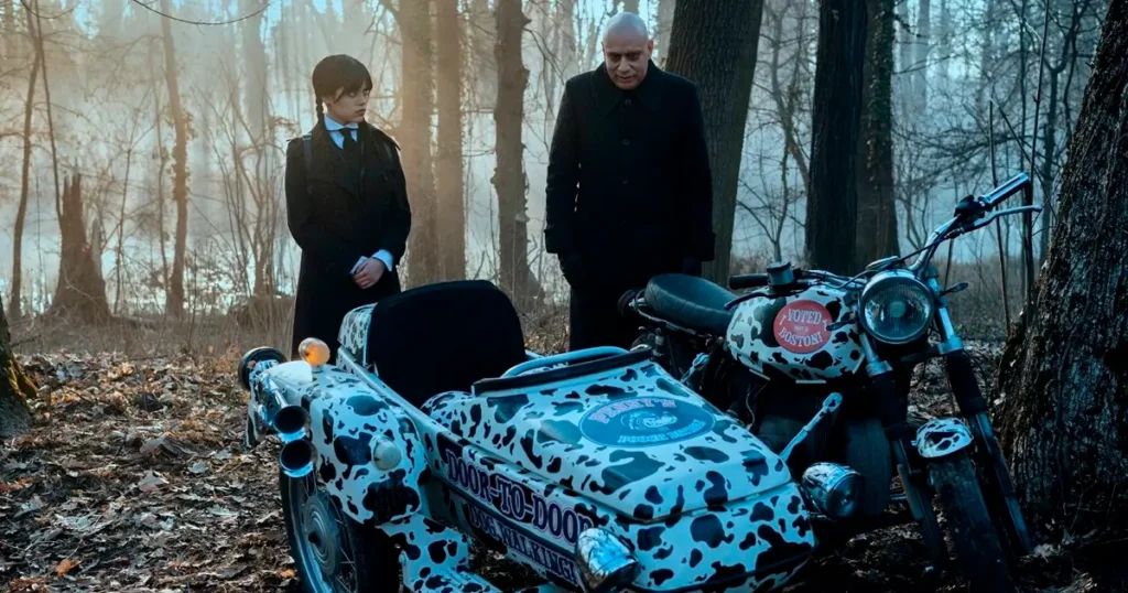 wandinha se nao me conhece ainda Wandinha e Tio Chico ao lado de moto com sidecar no episódio 7 da série