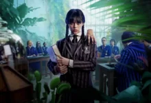 Wandinha Addams usando uniforme da Academia Nevermore segurando livros em cena promocional da 1ª temporada de Wandinha