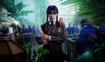 Wandinha Addams usando uniforme da Academia Nevermore segurando livros em cena promocional da 1ª temporada de Wandinha