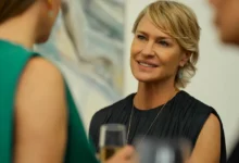 Robin Wright, Christopher Raphael e Laura Sanderson em cena da série A Namorada Ideal (The Girlfriend) do Prime Video.
