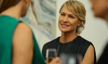 Robin Wright, Christopher Raphael e Laura Sanderson em cena da série A Namorada Ideal (The Girlfriend) do Prime Video.