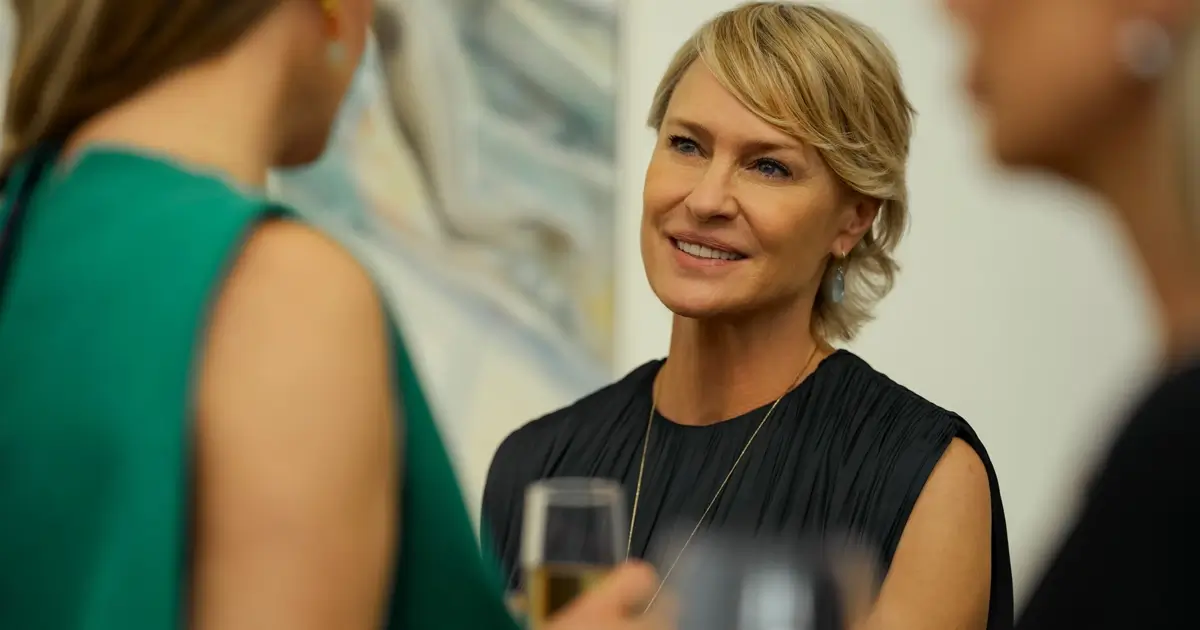 Robin Wright, Christopher Raphael e Laura Sanderson em cena da série A Namorada Ideal (The Girlfriend) do Prime Video.