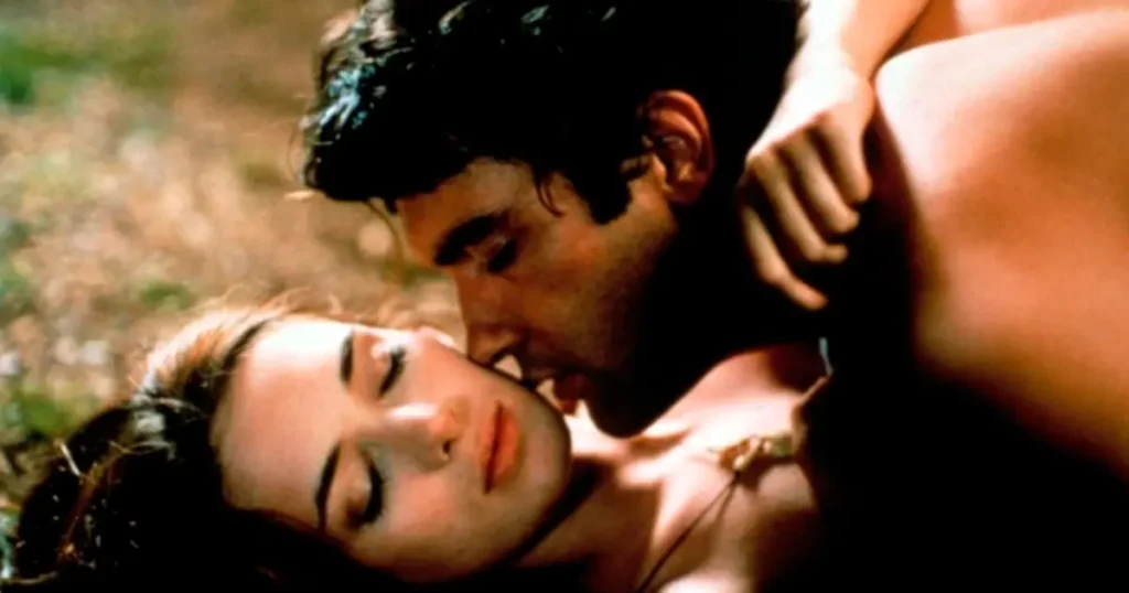 Cena romântica entre Antonio Banderas e Winona Ryder no filme A Casa dos Espíritos, de 1993.
