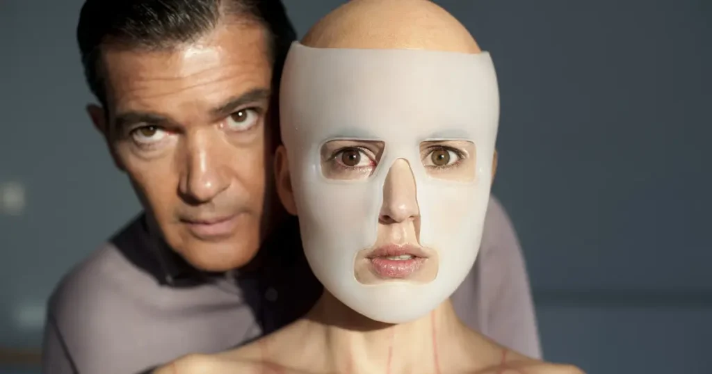 Antonio Banderas ao lado de Elena Anaya usando máscara cirúrgica no filme A Pele que Habito (2011), dirigido por Pedro Almodóvar.