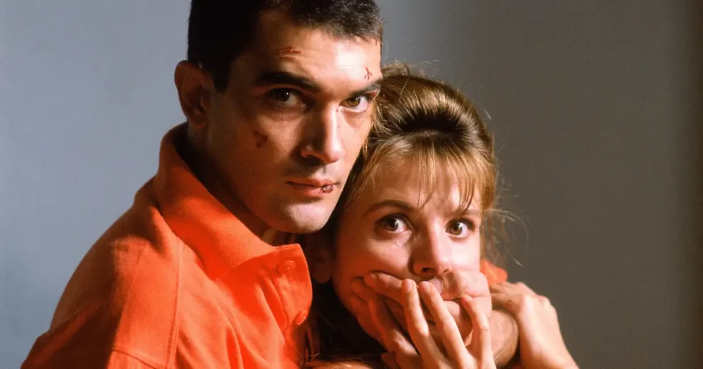 Antonio Banderas segura Victoria Abril e cobre sua boca em cena do filme Átame! (1990), dirigido por Pedro Almodóvar.