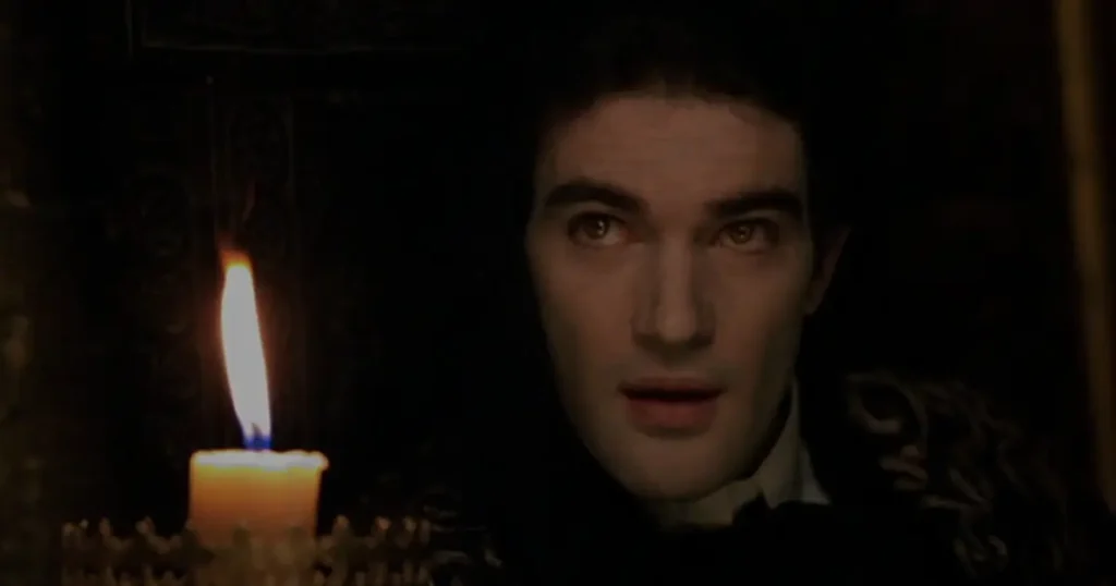 Antonio Banderas no papel do vampiro Armand, iluminado por vela, em cena do filme Entrevista com o Vampiro (1994).