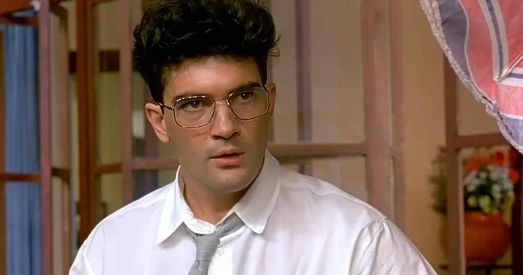 Cena do filme Mulheres à Beira de um Ataque de Nervos mostrando homem de óculos e camisa branca