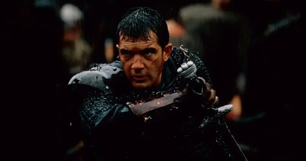 Antonio Banderas como Ahmad ibn Fadlan em cena de combate do filme O 13º Guerreiro