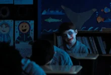 Cena do filme A Hora do Mal (Weapons), com criança sinistra em sala de aula – Estreias de 07 de agosto de 2025