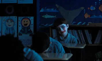 Cena do filme A Hora do Mal (Weapons), com criança sinistra em sala de aula – Estreias de 07 de agosto de 2025