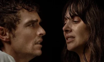Cena intensa do filme Juntos (2025) com Dave Franco e Alison Brie — Estreias de 14 de agosto de 2025.