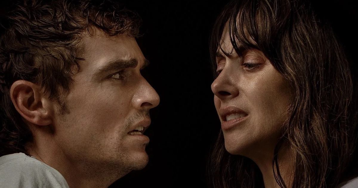 Cena intensa do filme Juntos (2025) com Dave Franco e Alison Brie — Estreias de 14 de agosto de 2025.