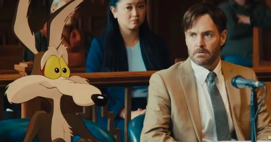 Cena do filme Coyote vs Acme mostrando Wile E. Coyote animado ao lado de um advogado em tribunal