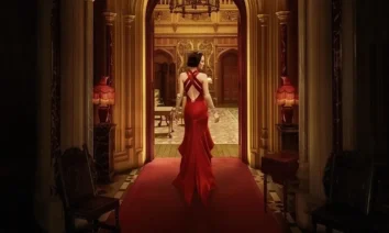 Cena de Downton Abbey: O Grande Final, mulher de vestido vermelho entra em salão luxuoso