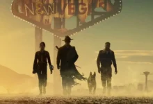 Pôster da 2ª temporada de Fallout mostra Lucy, The Ghoul e Maximus caminhando rumo a New Vegas no deserto pós-apocalíptico.