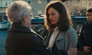Jamie Lee Curtis e Emma Mackey em cena intensa do filme Imperfeitamente Perfeita (Ella McCay), dirigido por James L. Brooks.