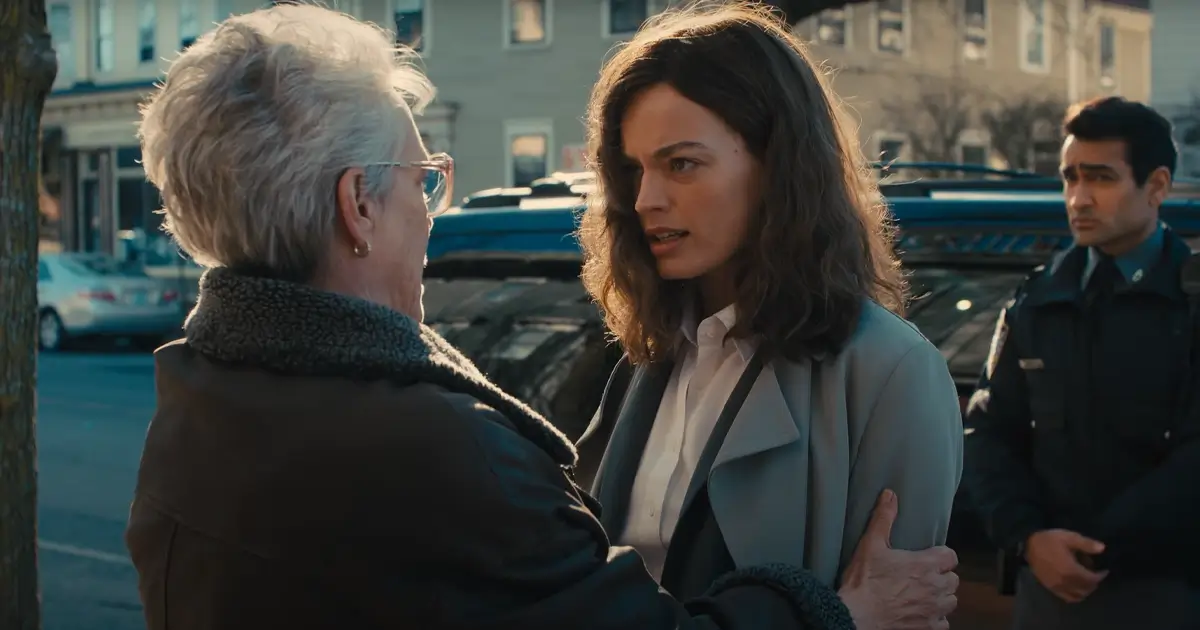 Jamie Lee Curtis e Emma Mackey em cena intensa do filme Imperfeitamente Perfeita (Ella McCay), dirigido por James L. Brooks.