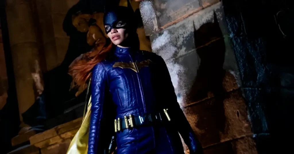 Leslie Grace vestida como Batgirl em cena do filme cancelado pela Warner Bros. Discovery em 2022