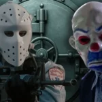 Máscaras em filmes de assalto a banco – personagens mascarados armados diante de um cofre.