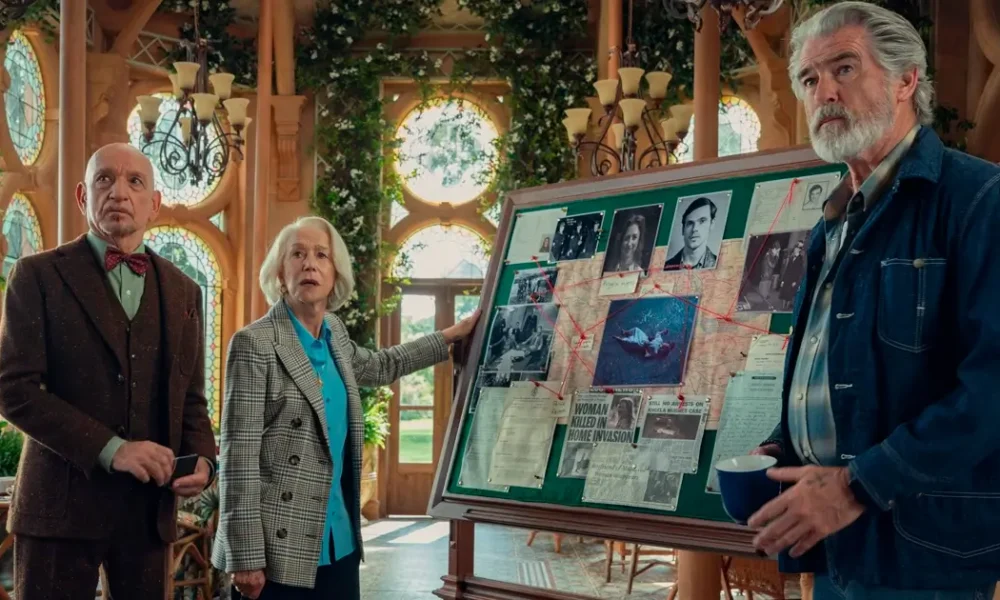 Cena do filme O Clube do Crime das Quintas-Feiras com Ben Kingsley, Helen Mirren e Pierce Brosnan diante de um quadro de investigação.