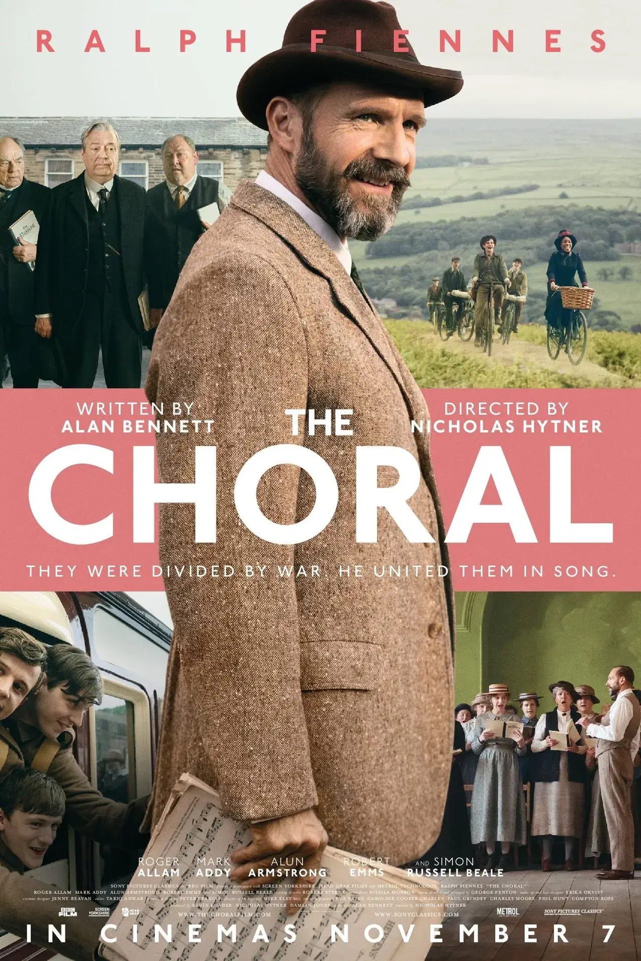Pôster de Sinfonia de Guerra (The Choral), estrelado por Ralph Fiennes Pôster oficial do filme Sinfonia de Guerra (The Choral), com Ralph Fiennes em destaque e cenas do elenco ao fundo.