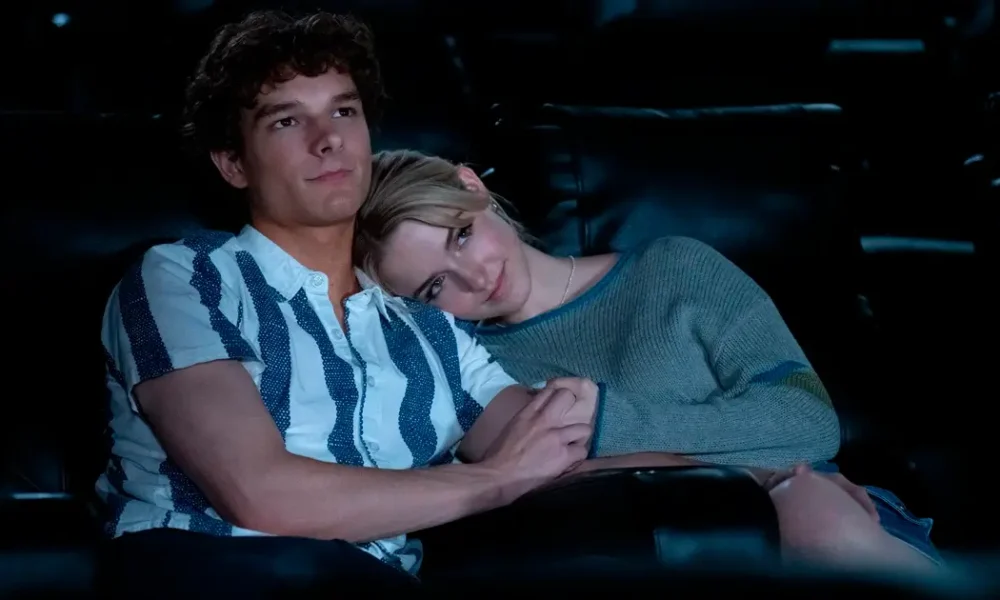 Cena romântica de Mckenna Grace e Mason Thames no filme Se Não Fosse Você (2025)