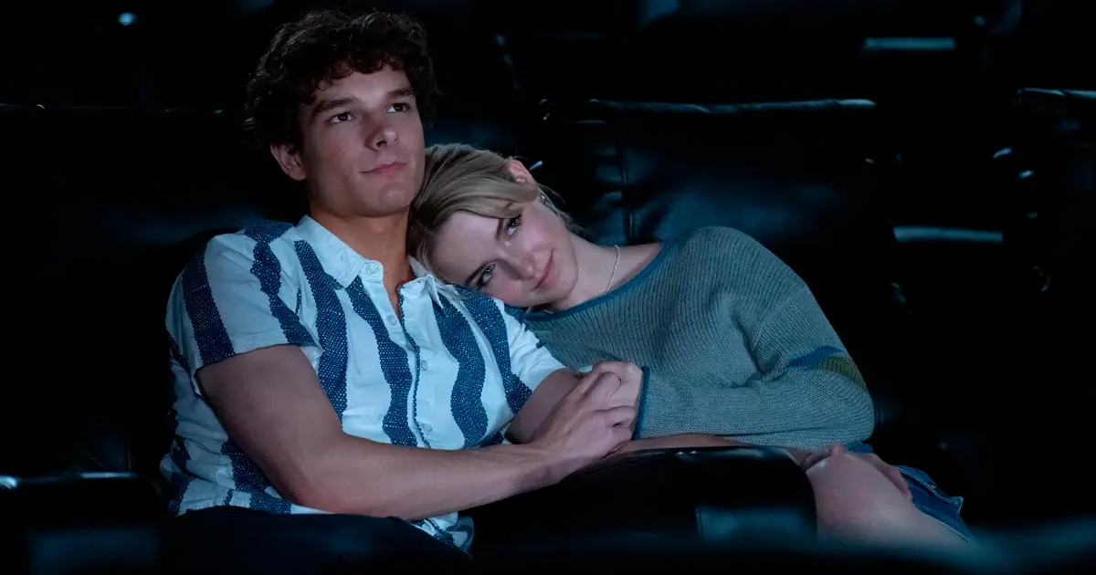 se nao fosse voce 2025 Cena romântica de Mckenna Grace e Mason Thames no filme Se Não Fosse Você (2025)