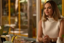 Lily James interpreta Whitney Wolfe Herd no filme Swiped (2025), drama biográfico da Hulu.