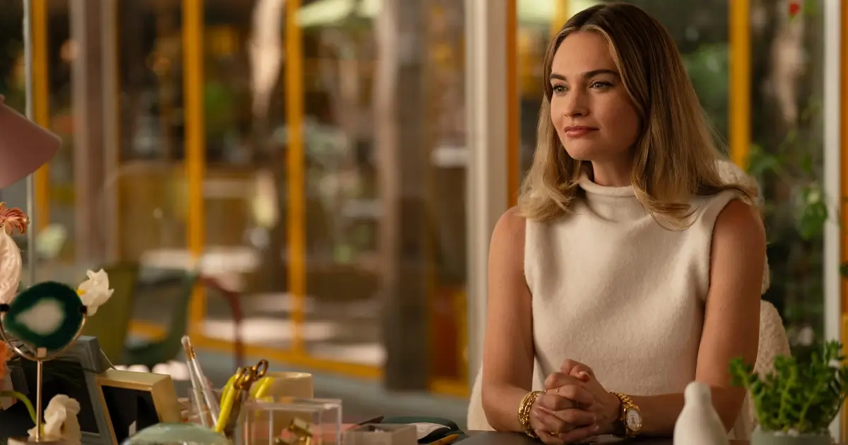 Lily James interpreta Whitney Wolfe Herd no filme Swiped (2025), drama biográfico da Hulu.