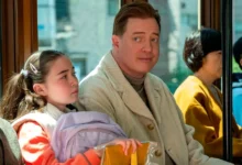 Cena do filme Família de Aluguel com Brendan Fraser e jovem atriz em transporte público – Teaser de Família de Aluguel.