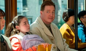 Cena do filme Família de Aluguel com Brendan Fraser e jovem atriz em transporte público – Teaser de Família de Aluguel.