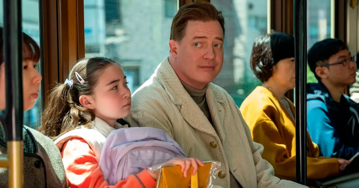 Cena do filme Família de Aluguel com Brendan Fraser e jovem atriz em transporte público – Teaser de Família de Aluguel.