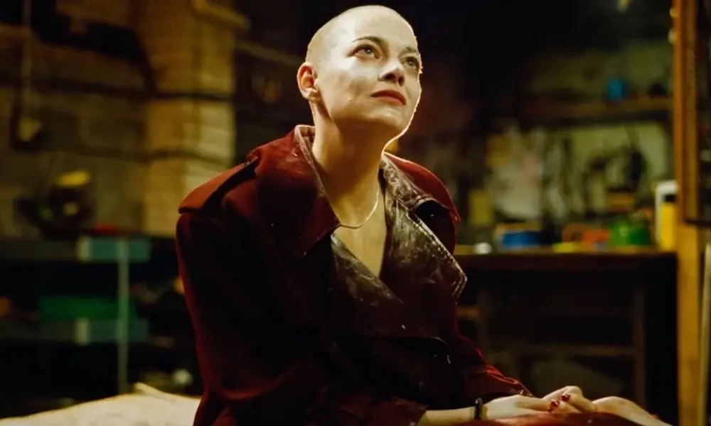 Emma Stone em cena de Bugonia (2025), filme de Yorgos Lanthimos.