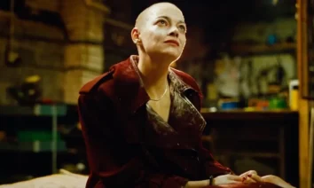 Emma Stone em cena de Bugonia (2025), filme de Yorgos Lanthimos.