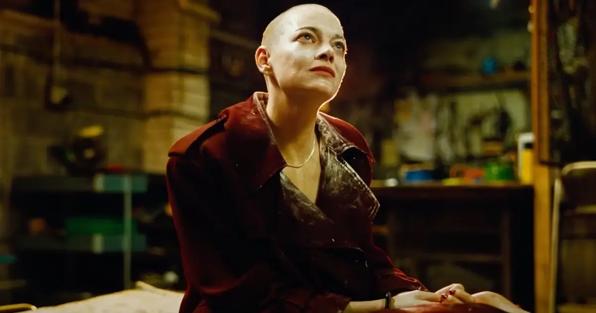 Emma Stone em cena de Bugonia (2025), filme de Yorgos Lanthimos.