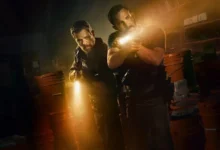 Matt Damon e Ben Affleck em cena do filme Dinheiro Suspeito (The Rip), original da Netflix que estreia em 16 de janeiro de 2026