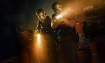Matt Damon e Ben Affleck em cena do filme Dinheiro Suspeito (The Rip), original da Netflix que estreia em 16 de janeiro de 2026