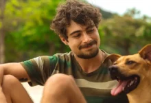 Rafael Vitti em cena de Caramelo (2025), filme de comédia dramática da Netflix.