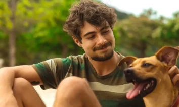 Rafael Vitti em cena de Caramelo (2025), filme de comédia dramática da Netflix.